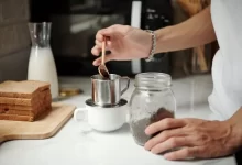 Káva s kokosovým olejem a skořicí vám dodá pocit sytosti.