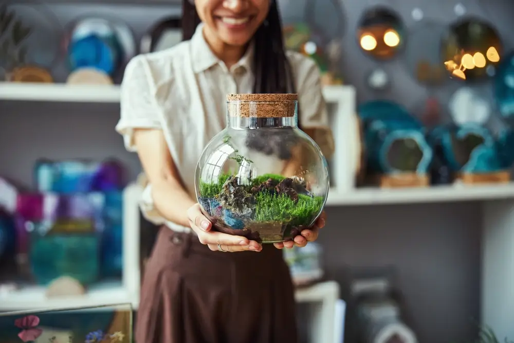 shutterstock_2133135059 - SportDeník žena držící florarium