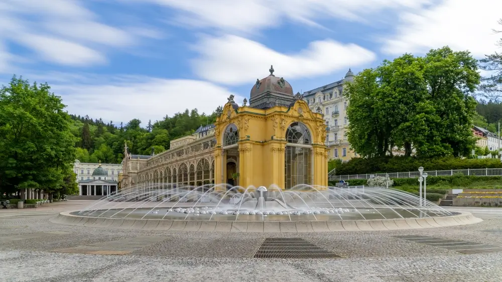 shutterstock_2160725647 - SportDeník Zpívající fontána v Mariánských Lázních. V pozadí je Hlavní kolonáda.