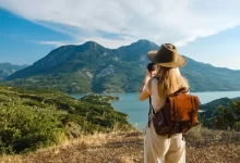 Turistka fotí jezero