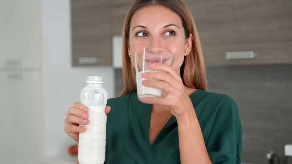 žena pije kefír