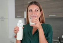 žena pije kefír