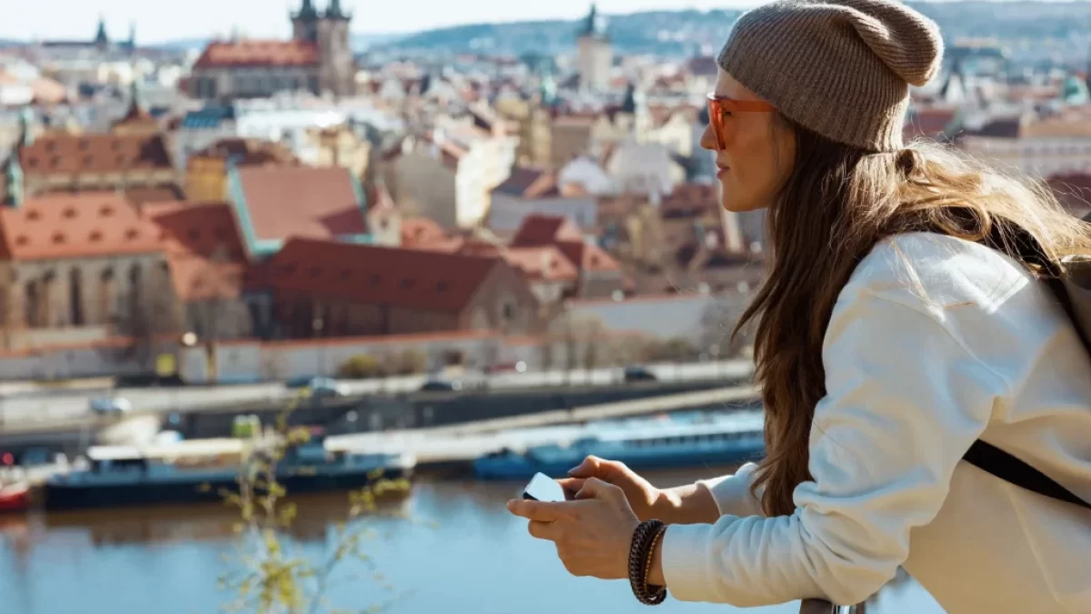 žena se kochá Prahou