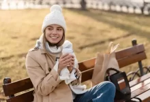 žena s kelímkem kávy