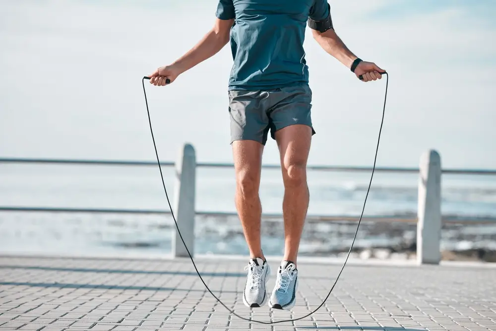 shutterstock_2263058715 - SportDeník Muž skáče přes švihadlo