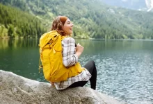 Turistka u jezera