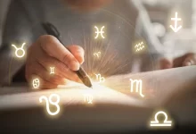 Žena vypracovává horoskop
