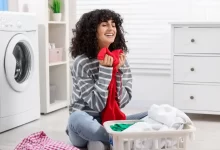žena u praní prádla