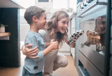 matka se synem se dívají do trouby