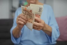 Seniorka počítá peníze