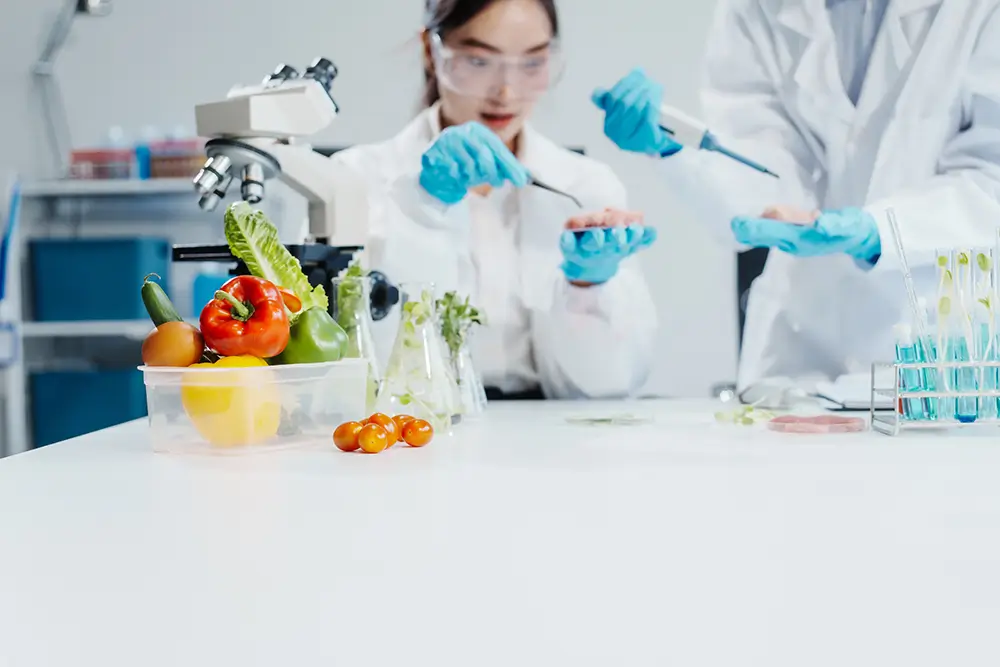 shutterstock_2524242363 - SportDeník genetici při práci