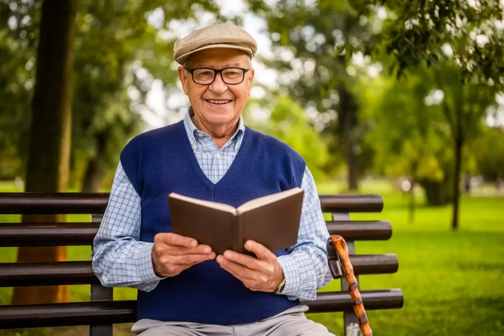 shutterstock_2532068397 - SportDeník Senior s knihou na lavičce