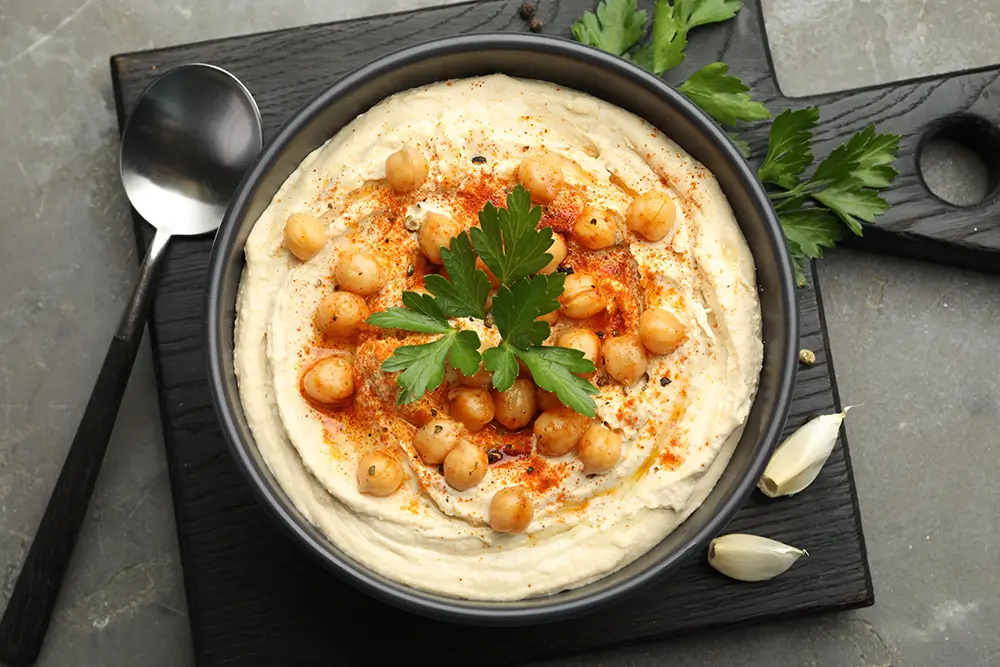 Jedním z nejpopulárnějších způsobů je cizrnová pomazánka, známá také jako hummus. - SportDeník hummus