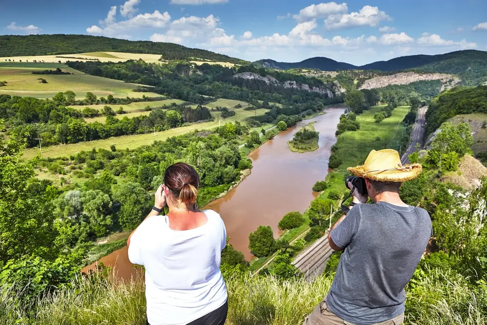 shutterstock_2547650859 - SportDeník Údolí řeky Berounky a fotografové.