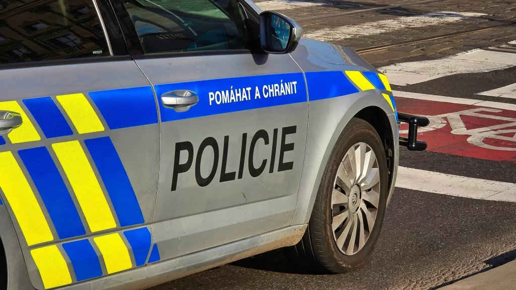 shutterstock_2556191827 1 - SportDeník policejní auto