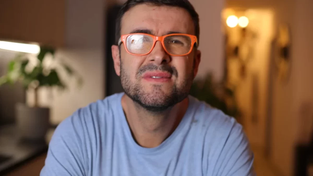 muž s brýlemi