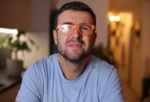 muž s brýlemi