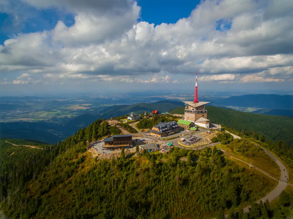 Lysá hora z leteckého pohledu.