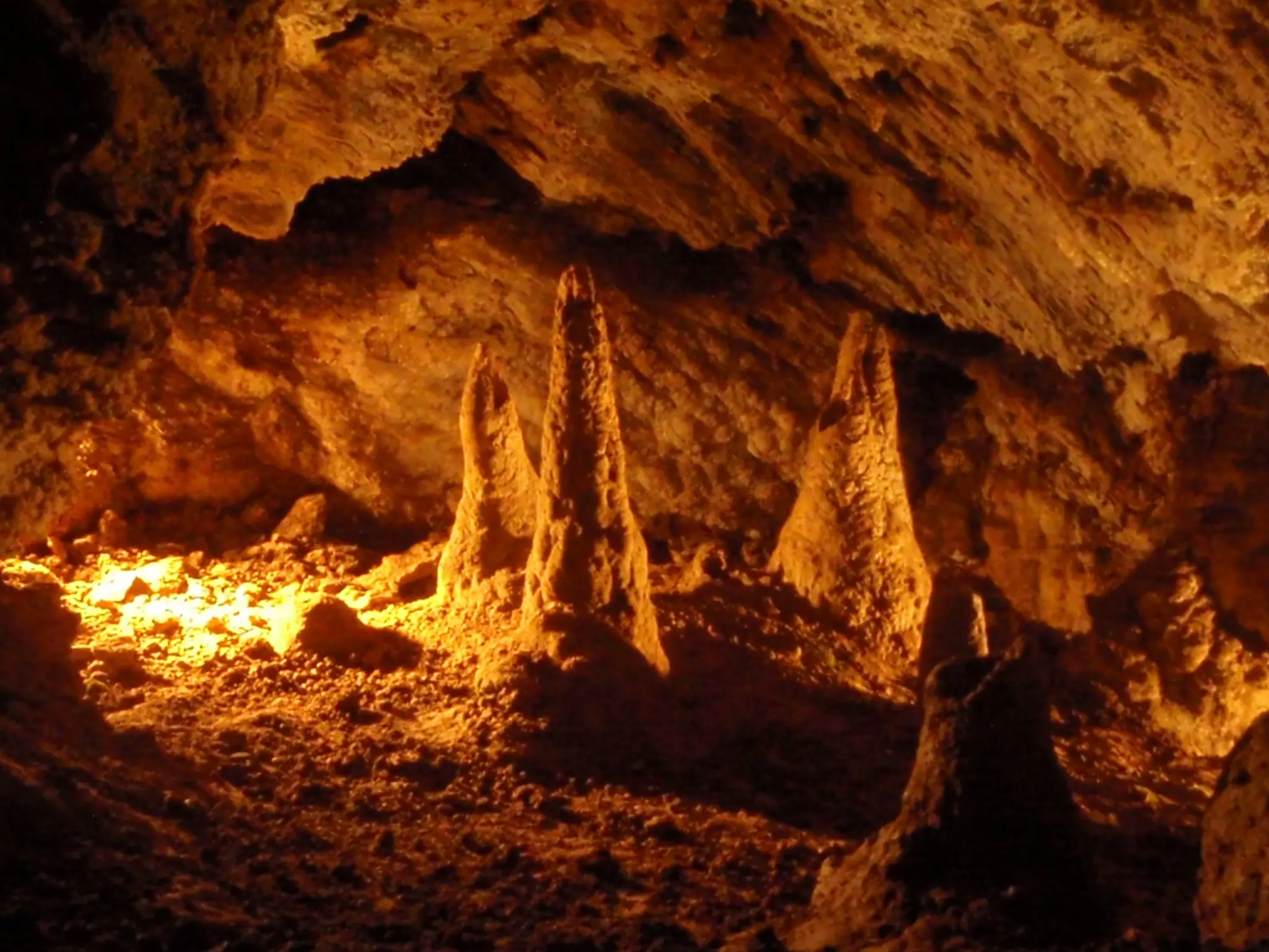 Gejzírové_stalagmity - SportDeník Zbrašovské aragonitové jeskyně