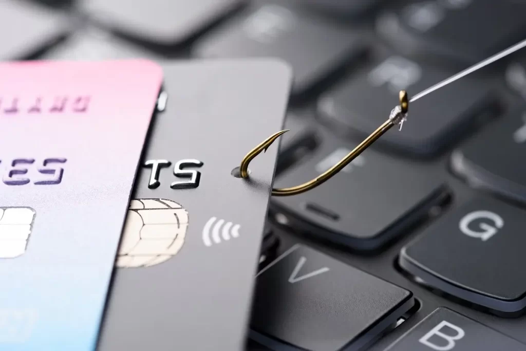 Phishing 3 - SportDeník Kreditní karta chycená symbolicky na rybářský háček