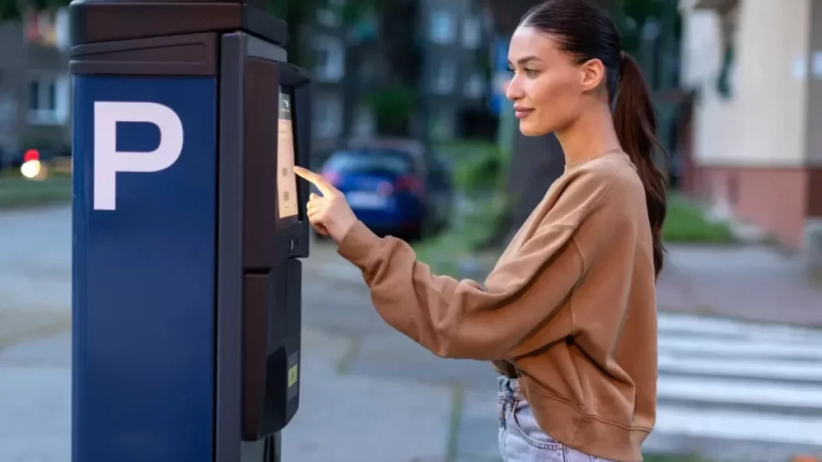 Mladá žena u parkovacího automatu