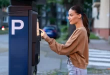 Mladá žena u parkovacího automatu