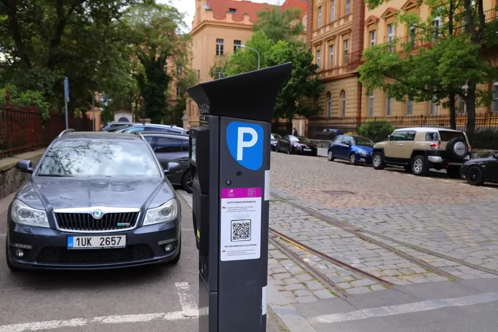 QR 2 - SportDeník Parkovací automat s růžovým QR kódem v Praze