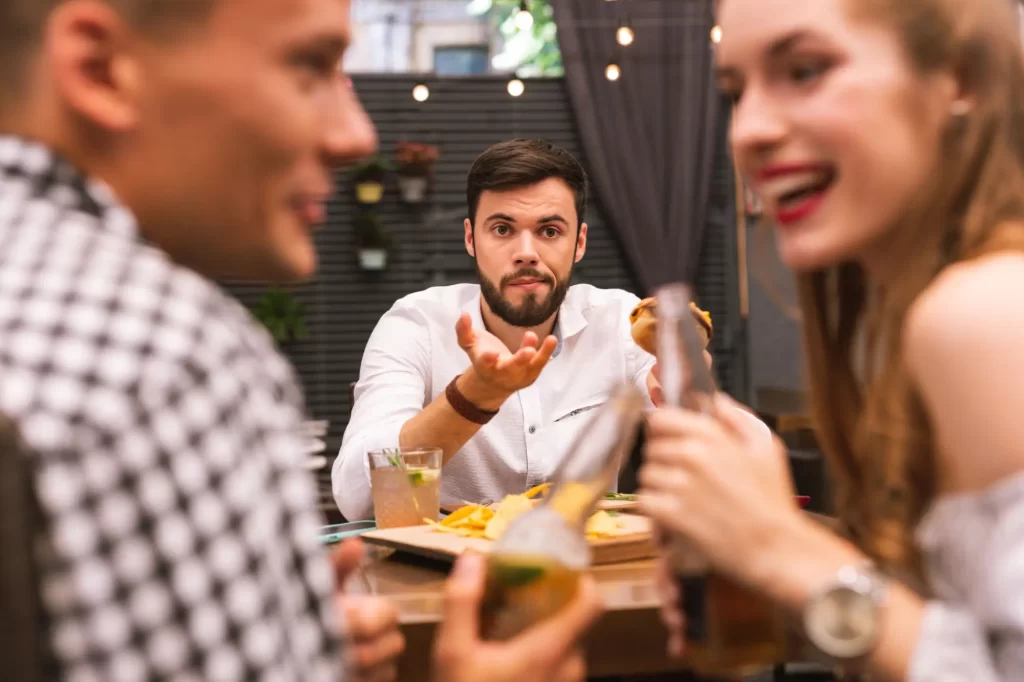 Neznalost významu některých pořekadel vás může dostat to trapných situací, FOTO: Shutterstock - SportDeník Muž žárlí na své přátele