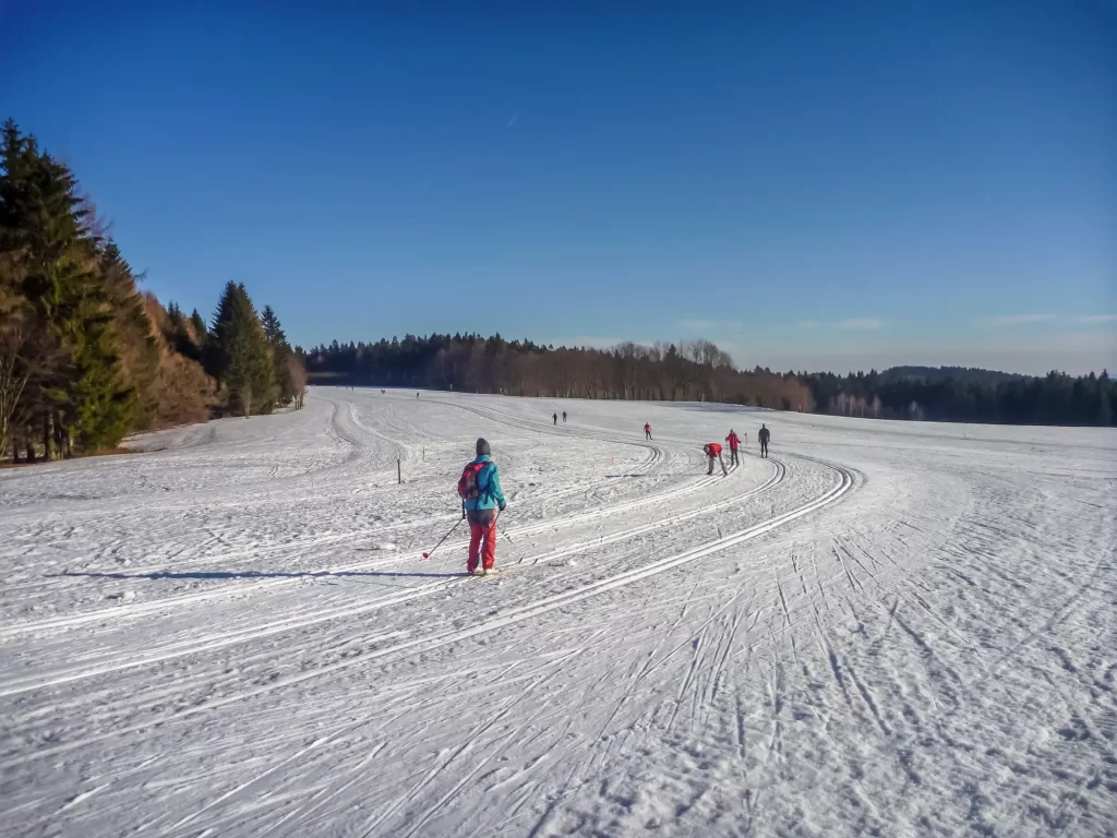 V místě vede spousta turistických stezek a lze tady i běžkařit.