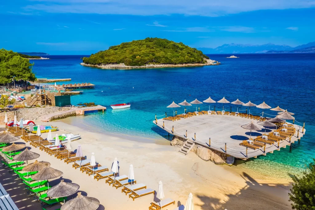 Shutterstock_1373583899 - SportDeník Ksamil, je překrásné a klidné místo.