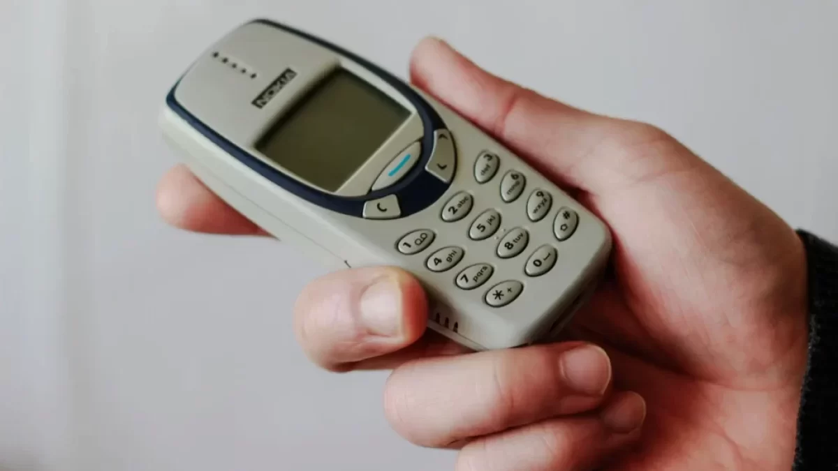 Tarý mobilní telefon.