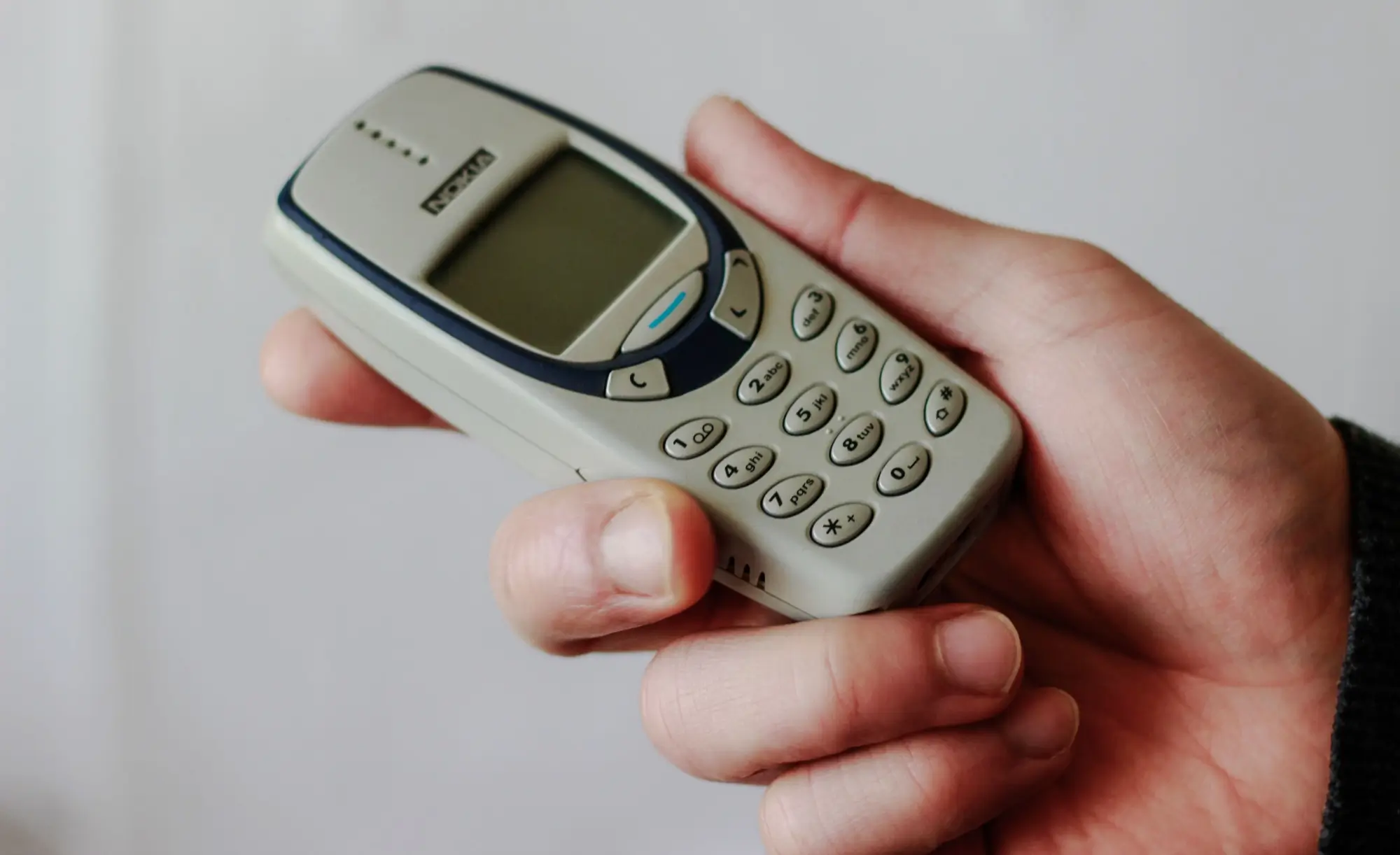 Tarý mobilní telefon.