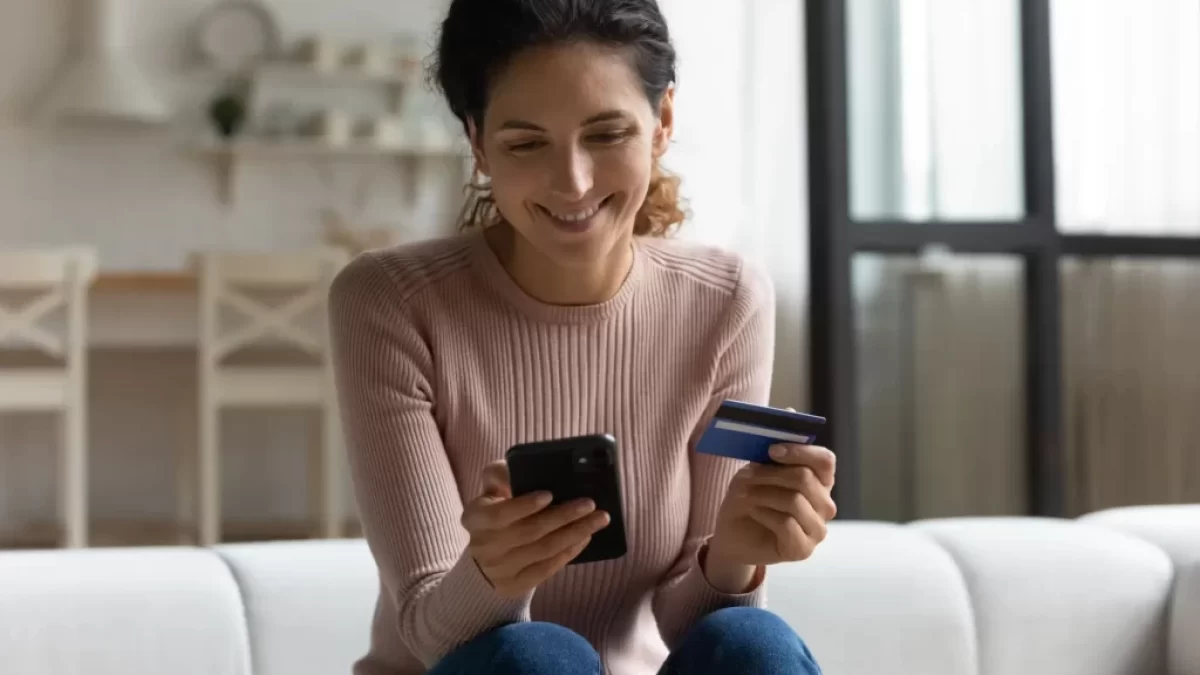 žena s platební kartou a mobilem v ruce