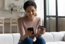 žena s platební kartou a mobilem v ruce