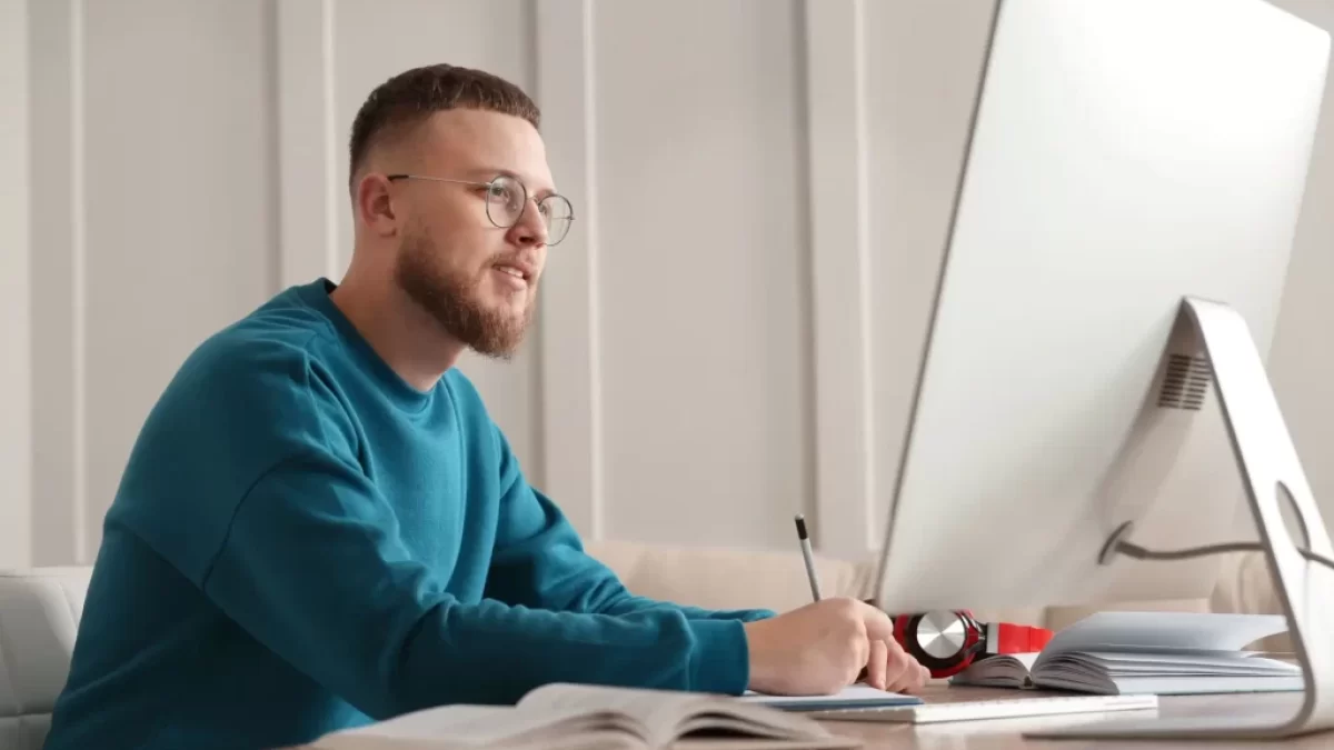 Muž sedí u počítače