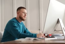 Muž sedí u počítače