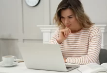 Women doing quiz.