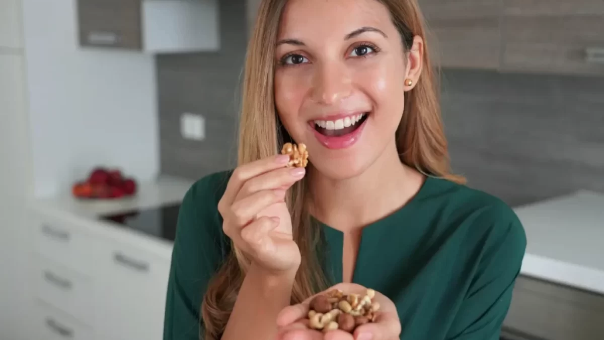 Žena s hrstí plnou ořechů