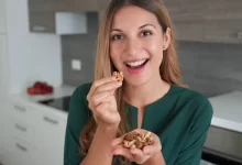 Žena s hrstí plnou ořechů