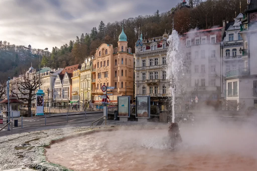 V Karlových Varech je možné ochutnat celou řadu léčivých pramenů, FOTO: Shutterstock - SportDeník Horký pramen v Karlových Varech