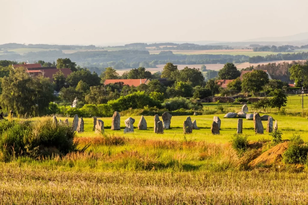 Holašovice mají i svůj vlastní Stonehenge, FOTO: Shutterstock - SportDeník Stonehenge v Holašovicích