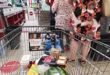 nákupní vozík v supermarketu