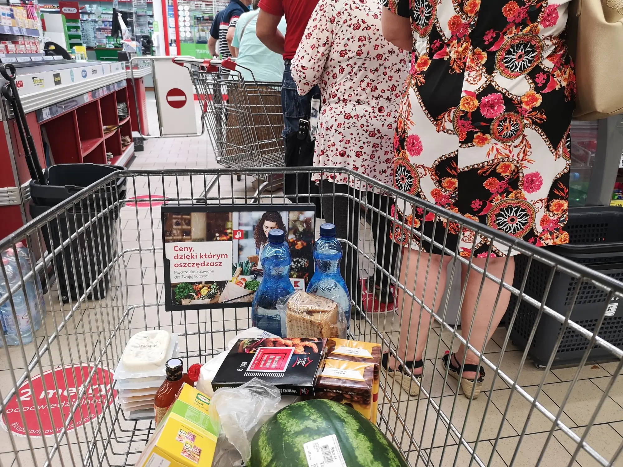 nákupní vozík v supermarketu