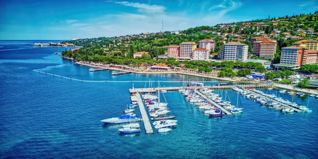 Shutterstock_2339575783 - SportDeník Slovinsko se pyšní krásným a čistým mořem.