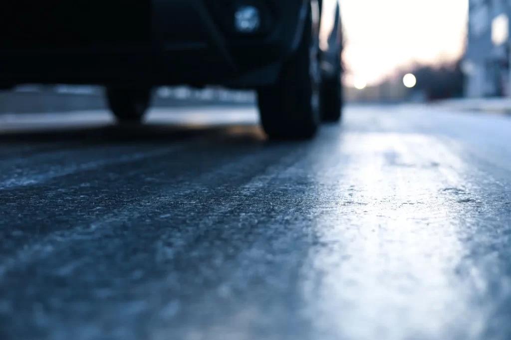 Ledovka potrápí hlavně řidiče, FOTO: Shutterstock - SportDeník Auto na zamrzlé vozovce