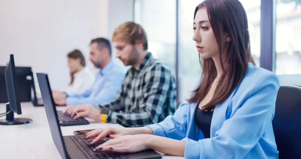 Shutterstock_2428224867 - SportDeník Je vhodné využít také možnost rekvalifikačního kurzu.