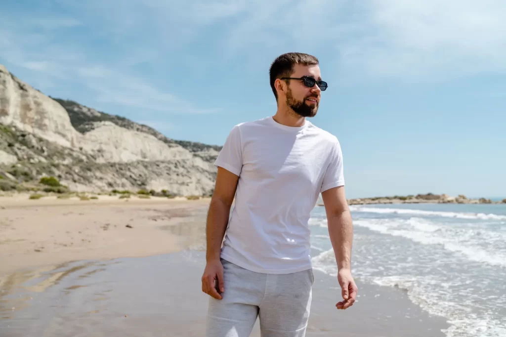 Cestování rozšiřuje obzory a udržuje hravost, FOTO: Shutterstock - SportDeník Muž se prochází po pláži