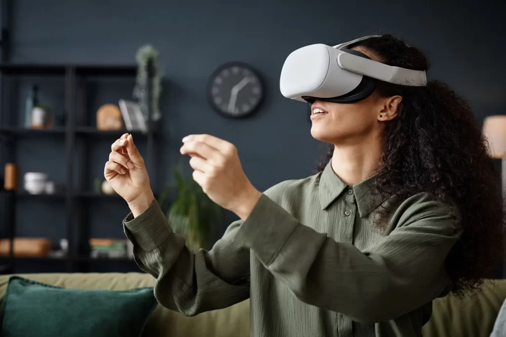 Virtuální realita je stále rozšířenější, FOTO: Shutterstock - SportDeník Žena používá brýle na virtuální realitu