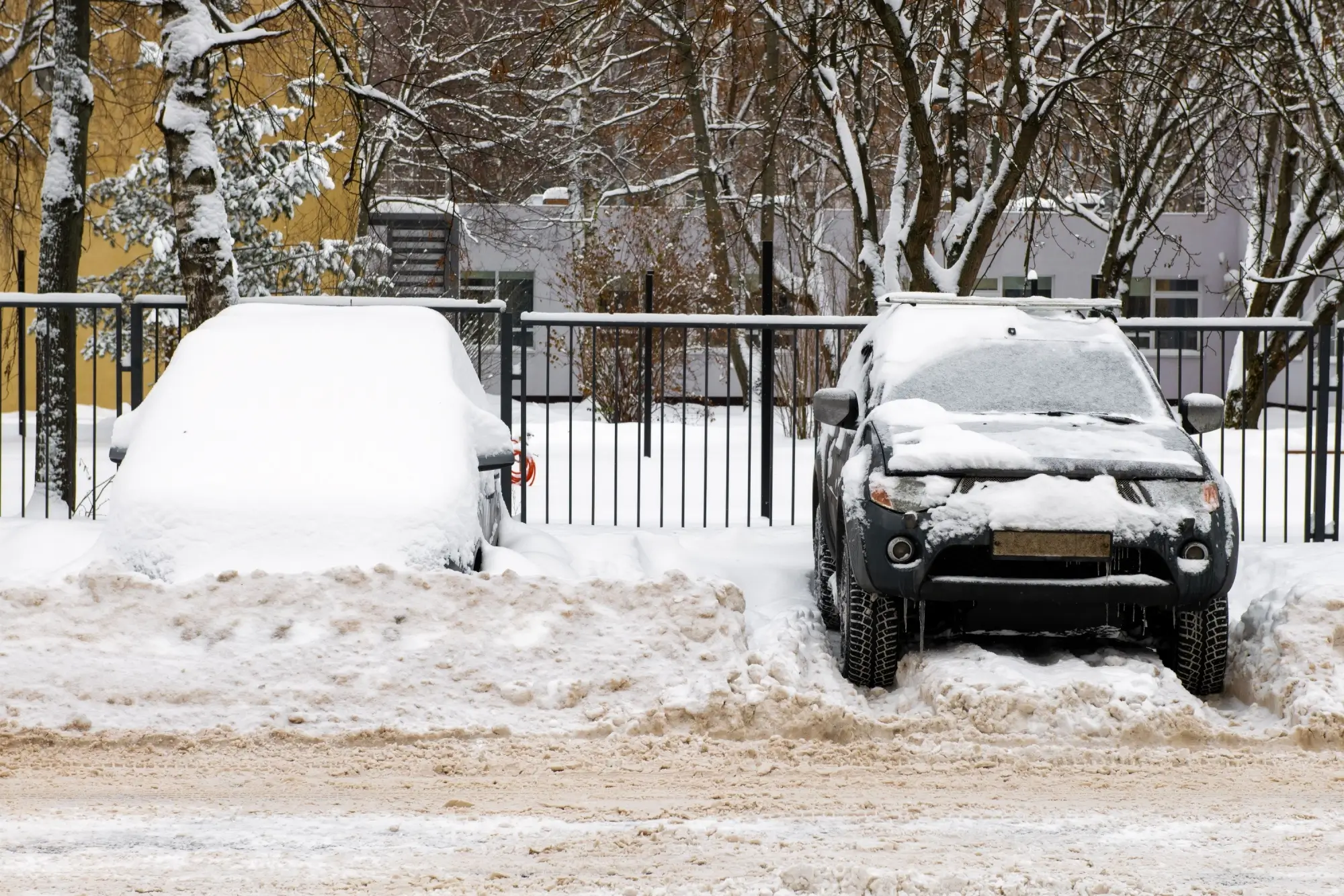 zasněžená auta na parkovišti