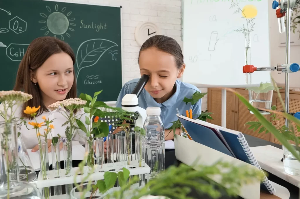 V 5. třídě se žáci seznamují s přírodou i biologií, FOTO: Shutterstock - SportDeník Dívky se učí přírodopis